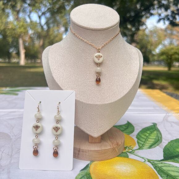 Cream Honey Auburn Woodsy Bee Earring, Beige Fall Autumn Winter Fun Bug Set - Picture 1 of 8